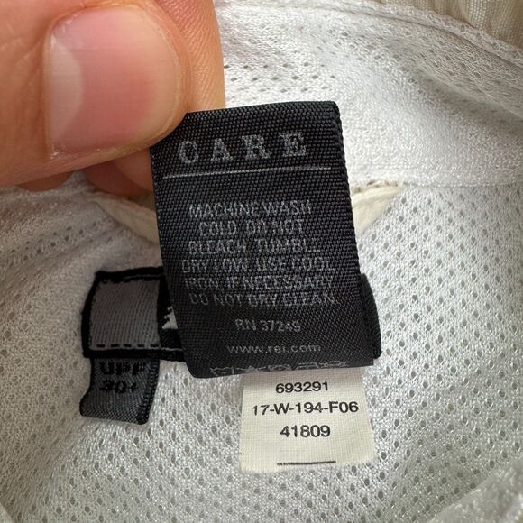 REI UPF 30+ Nylon Button Down Shirt Womens Medium Off White Zip Pocket Outdoor - Picture 14 of 16